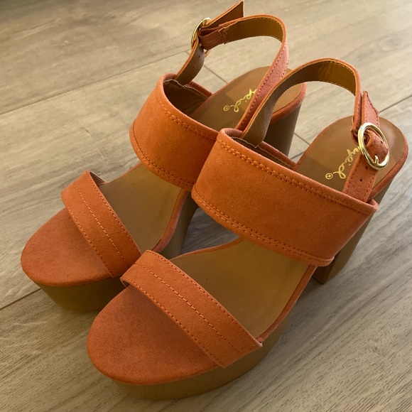Pink Lily Size 8.5 Sydney Coral Block Heels - Picture 1 of 5